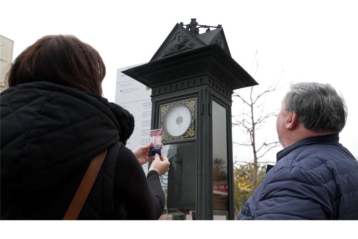 Die historische Annoncenuhr ist eine Sehenswürdigkeit der Stadt Werdau. Als Schaumzucker-Nachbildung sorgt sie weit über die Stadtgrenzen hinaus für Belustigung.