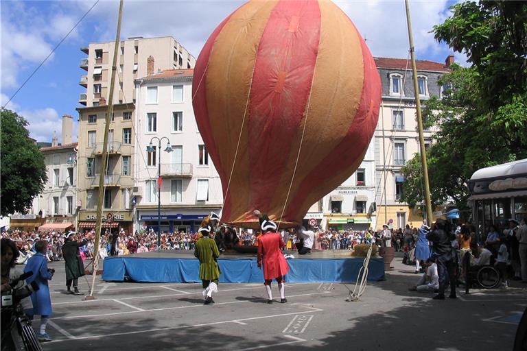 Die historische Darstellung des ersten Aufstiegs einer Montgolfière vom Place des Cordeliers in Annonay wird immer am ersten Juniwochenende zelebriert. Foto: privat