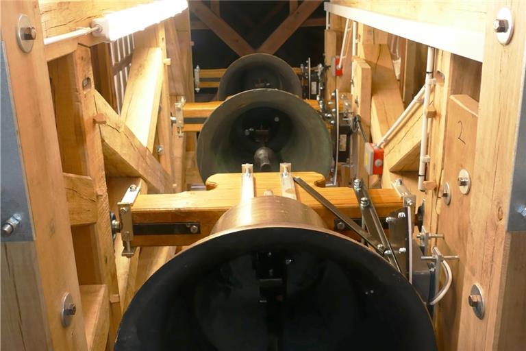 Die historische Glocke aus dem 16. Jahrhundert und die neuen Glocken sind nun an Ort und Stelle. Sie werden nicht mehr von Hand geläutet. Foto: H. Steven