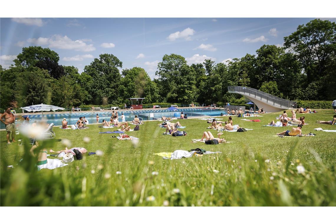 Die Hitze hält noch mindestens bis zum Wochenende an. Abkühlung gibt es beispielsweise im Freibad. (Archivbild)