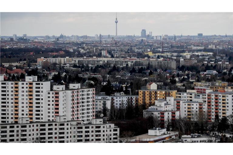 Die Hochhäuser der Gropiusstadt im Süden von Berlin. Die zwischen 1962 bis 1975 errichtete Großwohnsiedlung gilt als sozialer Brennpunkt.
