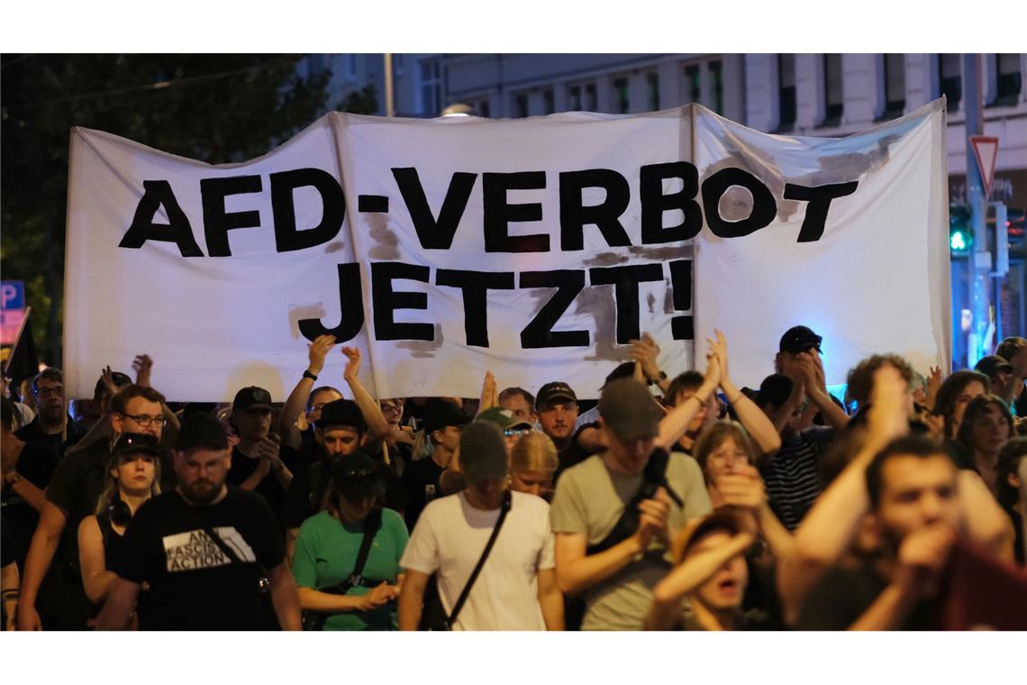 AfD zieht gegen Verfassungsschutz erneut vor Gericht Die Hochstufung der AfD zur "gesichert rechtsextremistischen Bestrebung" hat die Debatte über ein Parteiverbot neu entfacht.