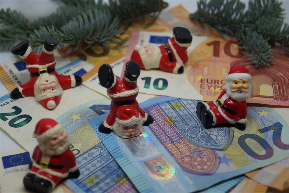 Bis zu 5.955 Euro Weihnachtsgeld 2024 Die Höhe des Weihnachtsgeldes variiert stark.