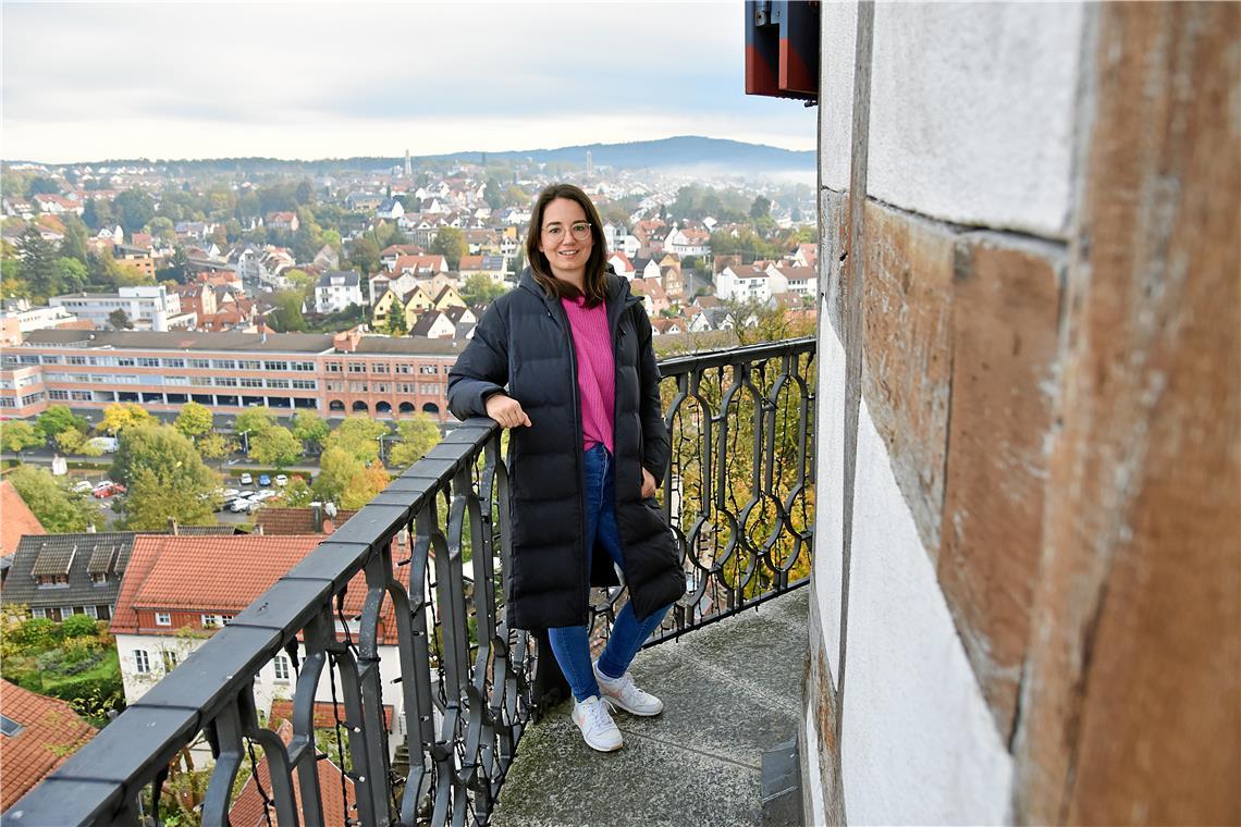 Turmgespräch: „Kita bietet eine Chance auf Bildung“ Die Höhenangst auf dem Stadtturm ist überwunden, Lea Bulling kann wieder lächeln. Die 35-Jährige vertritt die Interessen der Backnanger Kitaeltern. Zusammen mit Marina Till und Ingo Wörner bildet sie den Vorstand des Gesamtelternbeirats. Fotos: Tobias Sellmaier