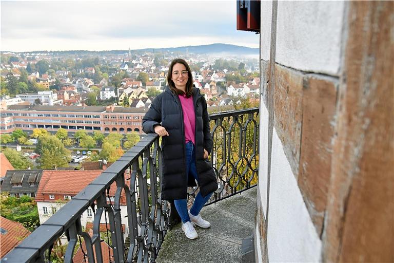 Die Höhenangst auf dem Stadtturm ist überwunden, Lea Bulling kann wieder lächeln. Die 35-Jährige vertritt die Interessen der Backnanger Kitaeltern. Zusammen mit Marina Till und Ingo Wörner bildet sie den Vorstand des Gesamtelternbeirats. Fotos: Tobias Sellmaier