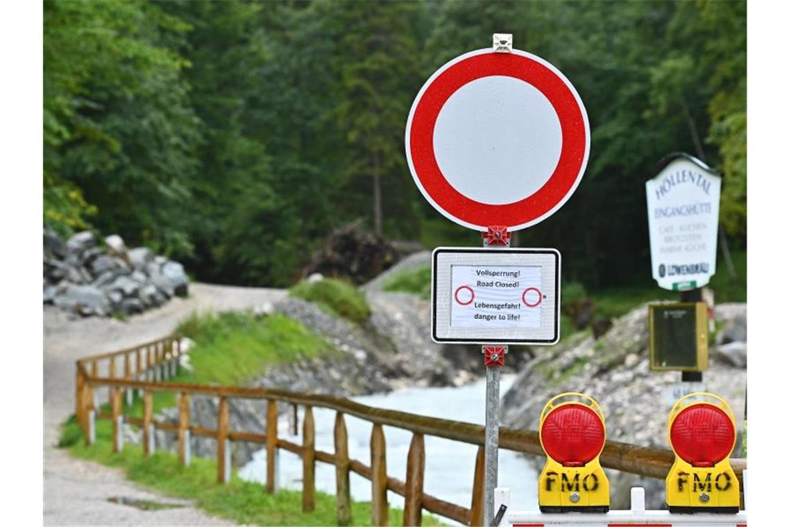 Frau stirbt bei Flutwelle in Höllentalklamm Die Höllentalklamm bleibt vorerst gesperrt. Foto: Lennart Preiss/dpa