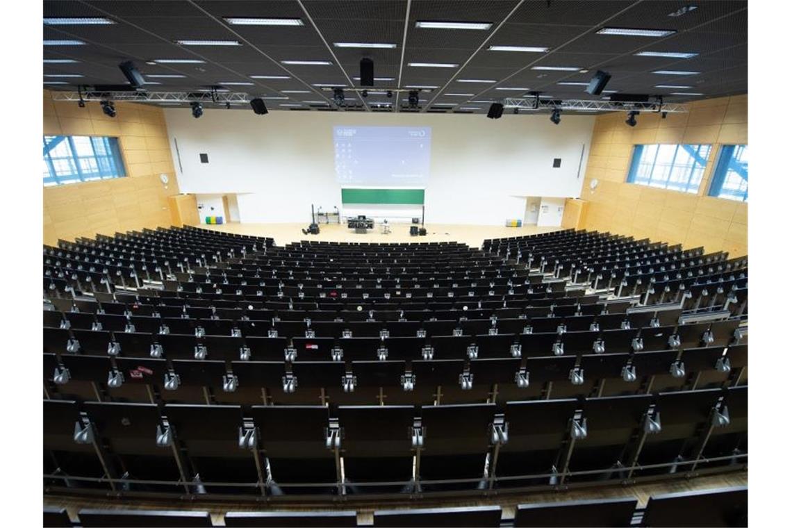 Grünen-Papier: Studierenden kurzfristig helfen Die Hörsäle sind leer und vielen Studierenden sind die Nebenjobs weggebrochen. Die Grünen fordern für Studierende in der Corona-Krise unbürokratische Hilfe. Foto: Sebastian Kahnert/dpa-Zentralbild/dpa