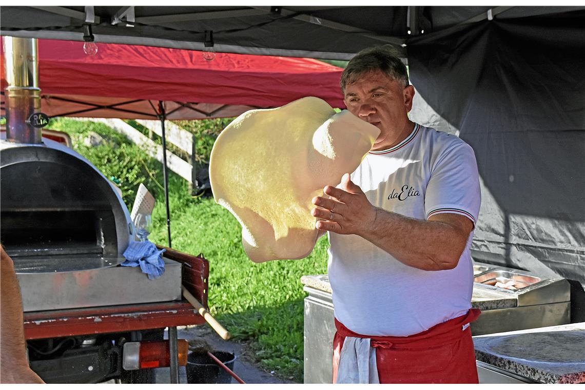 Die hohe Kunst des Pizzabäckers gab es an der Kelter zu bestaunen. Leckere Pizza...