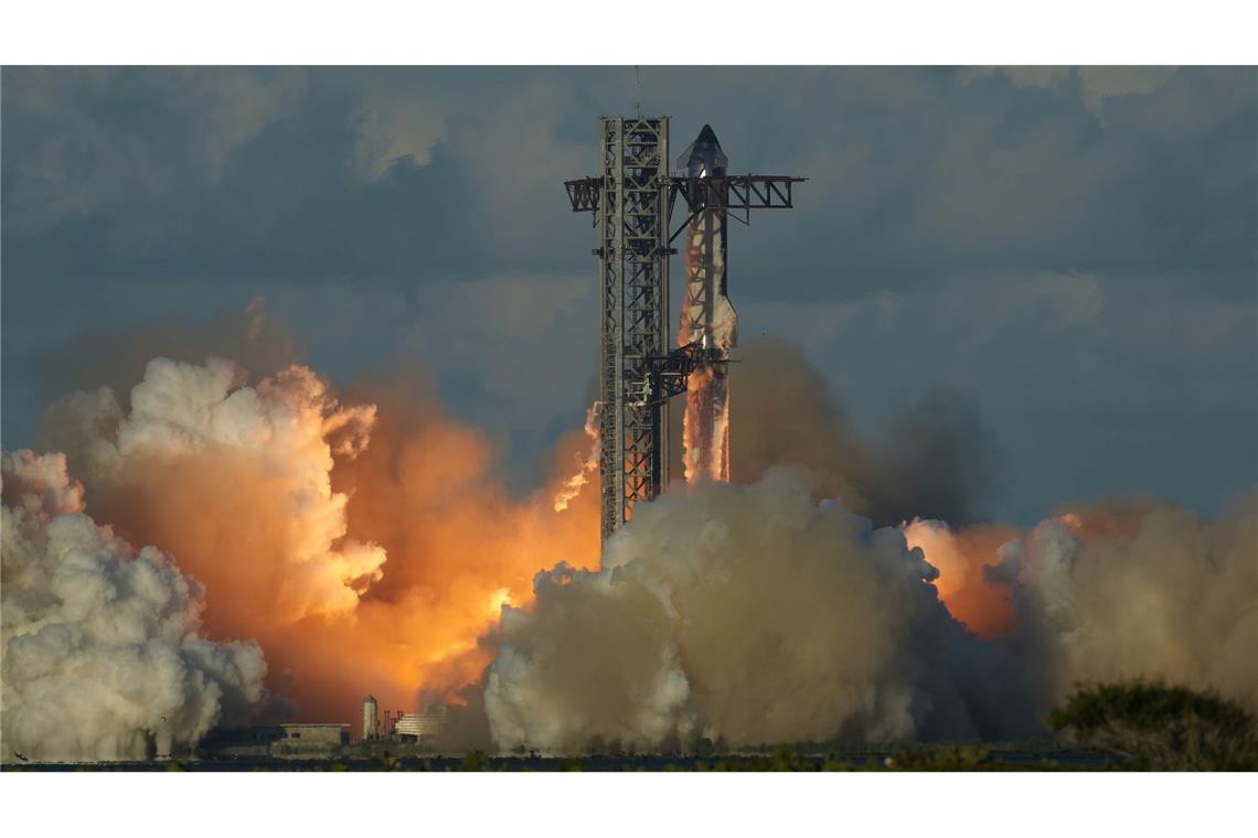 Die hohen Kosten für die Entwicklung der Riesen-Rakete Starship tragen zu den Verlusten von SpaceX bei. (Archivbild)