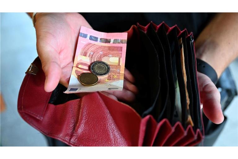 Die hohen Teuerungsraten vergangener Jahre sind für Normalverdiener immer noch nicht ganz verdaut. (Symbolbild)