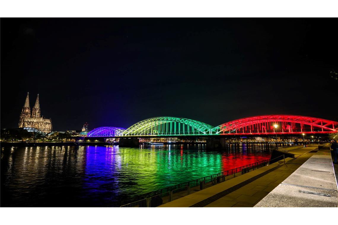 Die Hohenzollernbrücke leuchtet in den olympischen Farben.