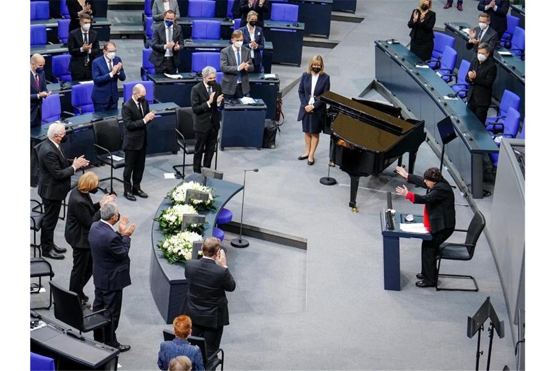 Holocaust-Überlebende mahnt beim Gedenken im Bundestag Die Holocaust-Überlebende Inge Auerbacher hat im Bundestag eine Rede gehalten. Im Publikum sitzen die höchsten Repräsentanten des Staates. Foto: Kay Nietfeld/dpa