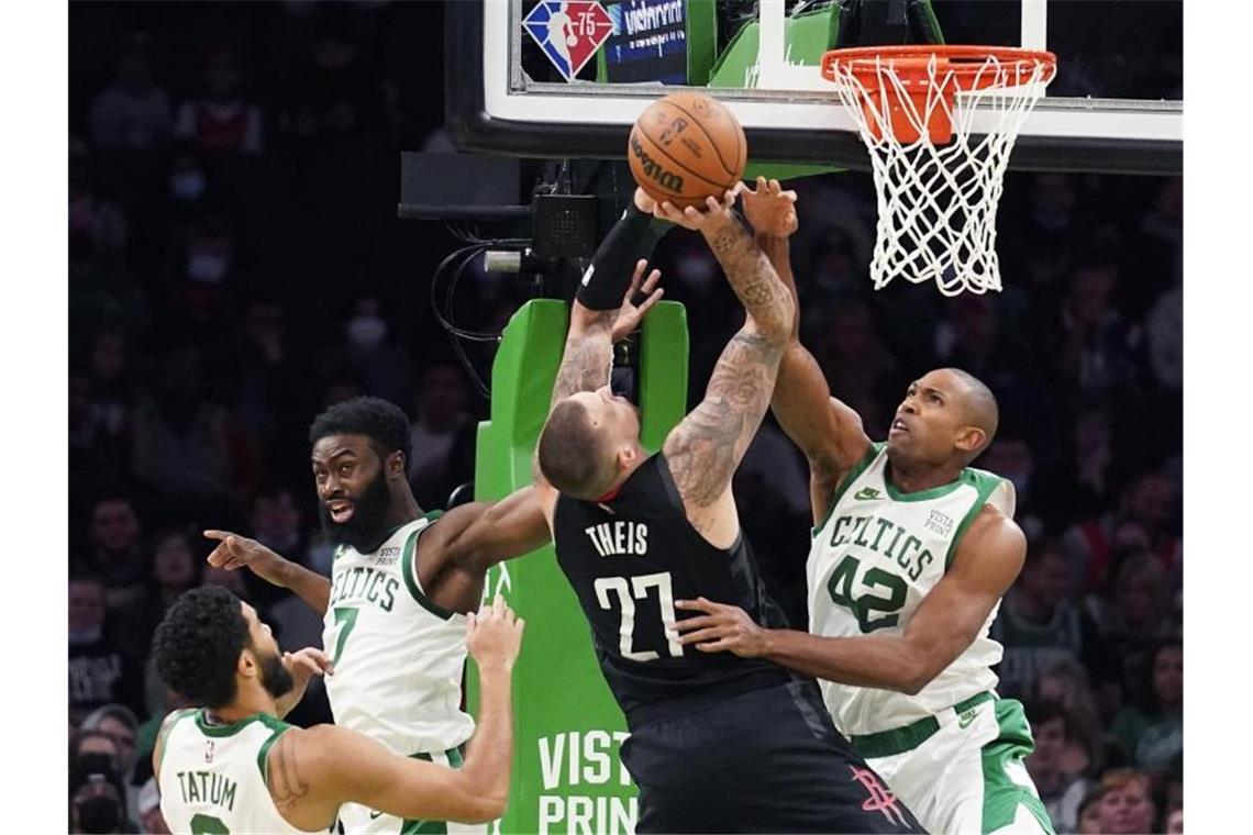 Die Houston Rockets um Daniel Theis (M.) hatten es schwer in Boston. Foto: Charles Krupa/AP/dpa