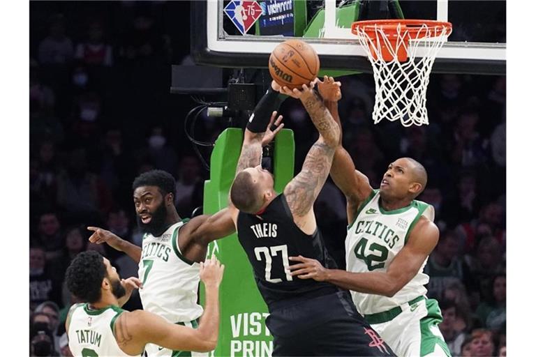 Die Houston Rockets um Daniel Theis (M.) hatten es schwer in Boston. Foto: Charles Krupa/AP/dpa