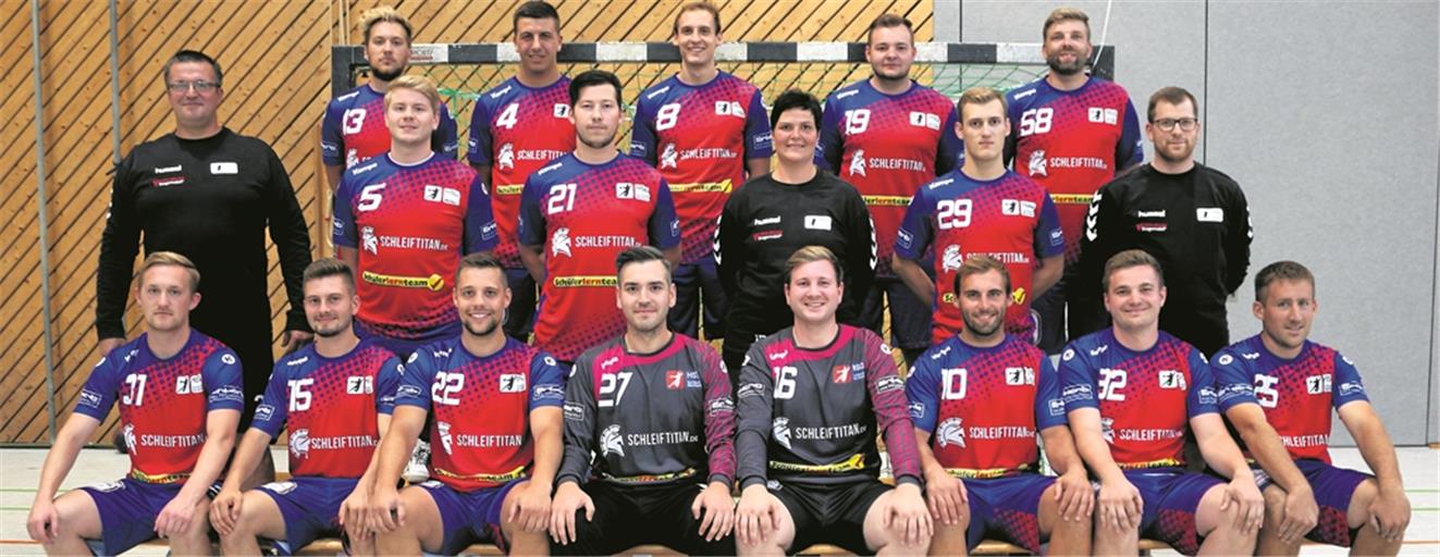 Die HSG Sulzbach-Murrhardt strebt als Aufsteiger den Verbleib in der Landesliga an. Hinten von links: Fabian Weller, Michael Müller, Tizian Lang, Fabian Fritz und Bernd Pröger. Mitte: Trainer Alexander Belz, Julian Nothdurft, Lucas Pecoroni, Physiotherapeutin Inka Belz, Tobias Gruber und Pressewart Tobias Lörch. Vorne: Julian Weller, Tim Danner, Christoph Boitin, Tolga Ressimoglu, Johannes Hofmann, Benedikt Strozynski, Nicolai Plapp und Andreas Vogelmann. Foto: privat