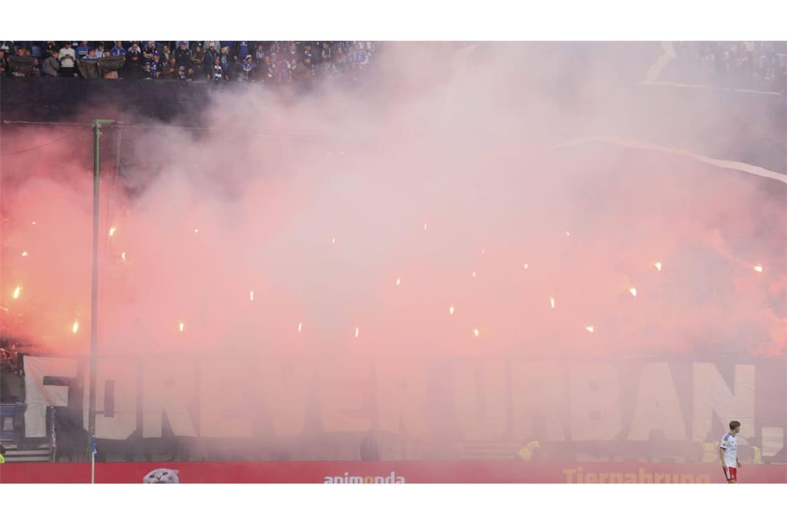 Die HSV-Fans sorgten nicht nur mit ihrer Choreografie für Eindruck, sondern zündeten auch Pyrotechnik.
