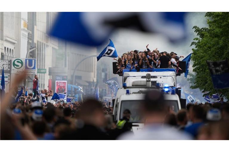 Die HSV-Frauenfußballmannschaft verlässt das Rathaus in Hamburg auf dem Dach eines Busses.