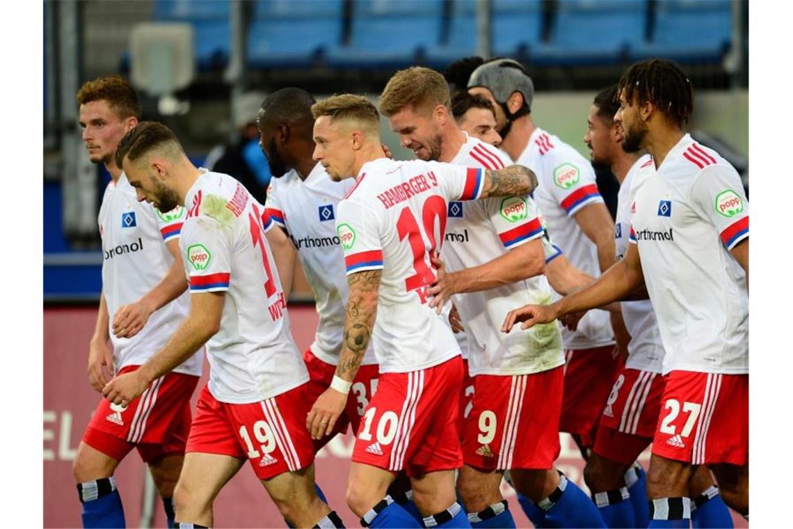 Die HSV-Spieler bejubeln den 2:1-Sieg gegen Fortuna Düsseldorf. Foto: Daniel Bockwoldt/dpa