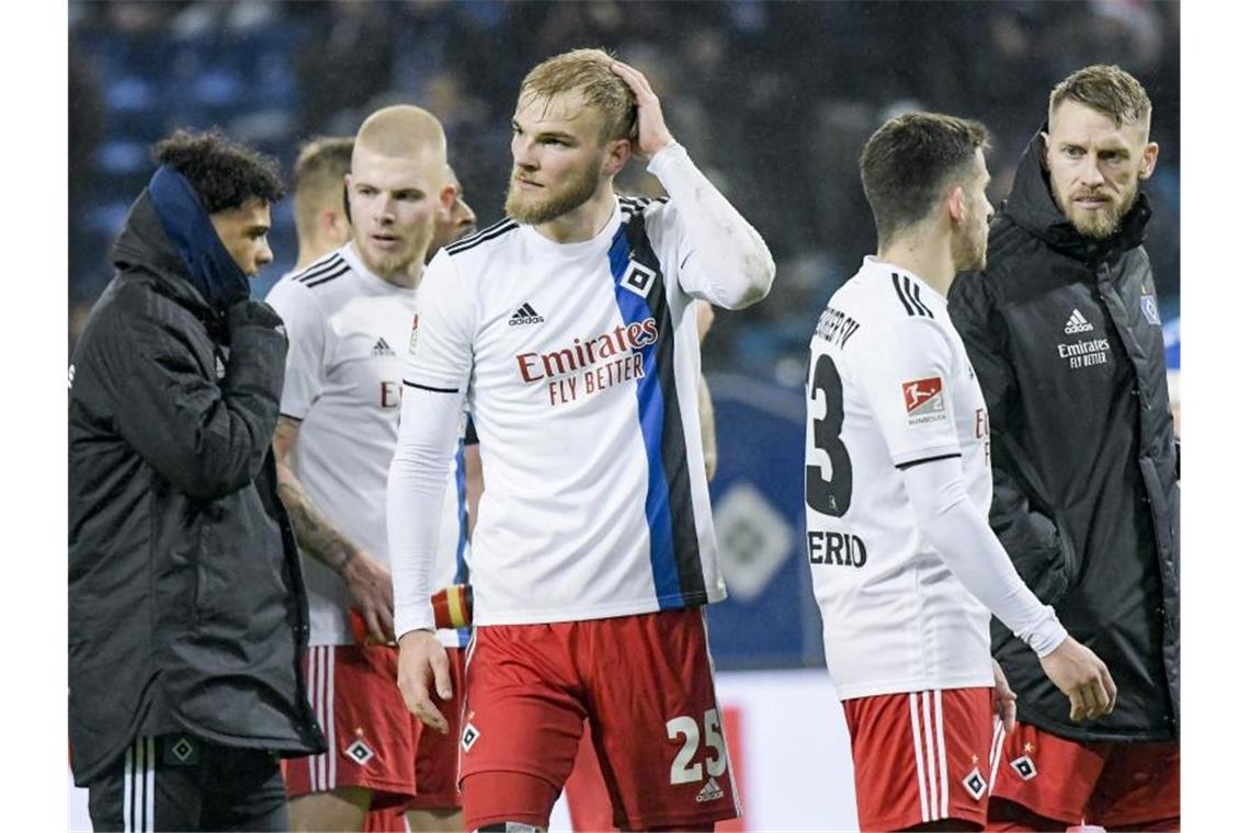 Die HSV-Spieler stehen nach dem Spiel gegen den FC Heidenheim enttäuscht auf dem Platz. Foto: Axel Heimken/dpa