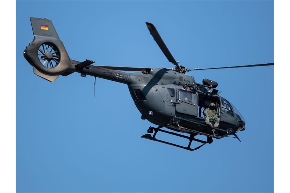 Weiterer Bundeswehr-Flieger evakuiert 205 Menschen aus Kabul Die Hubschrauber der Bundeswehr des Typs H-145M werden normalerweise zum Absetzen von Spezialkräften genutzt. Sie können in dicht besiedelten Gebieten manövrieren. Foto: Marius Becker/dpa