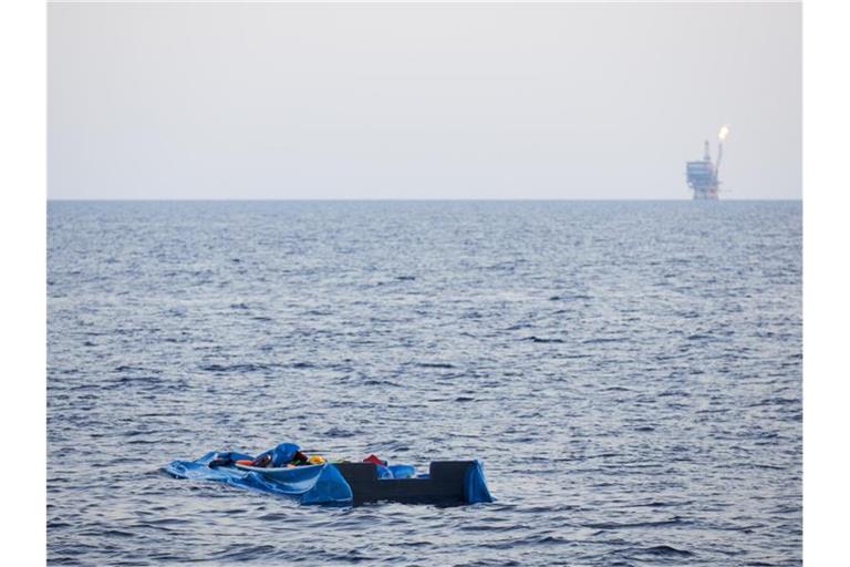 Die Hülle eines Schlauchbootes treibt im Mittelmeer. Symbolfoto: Fabian Heinz/Sea-Eye