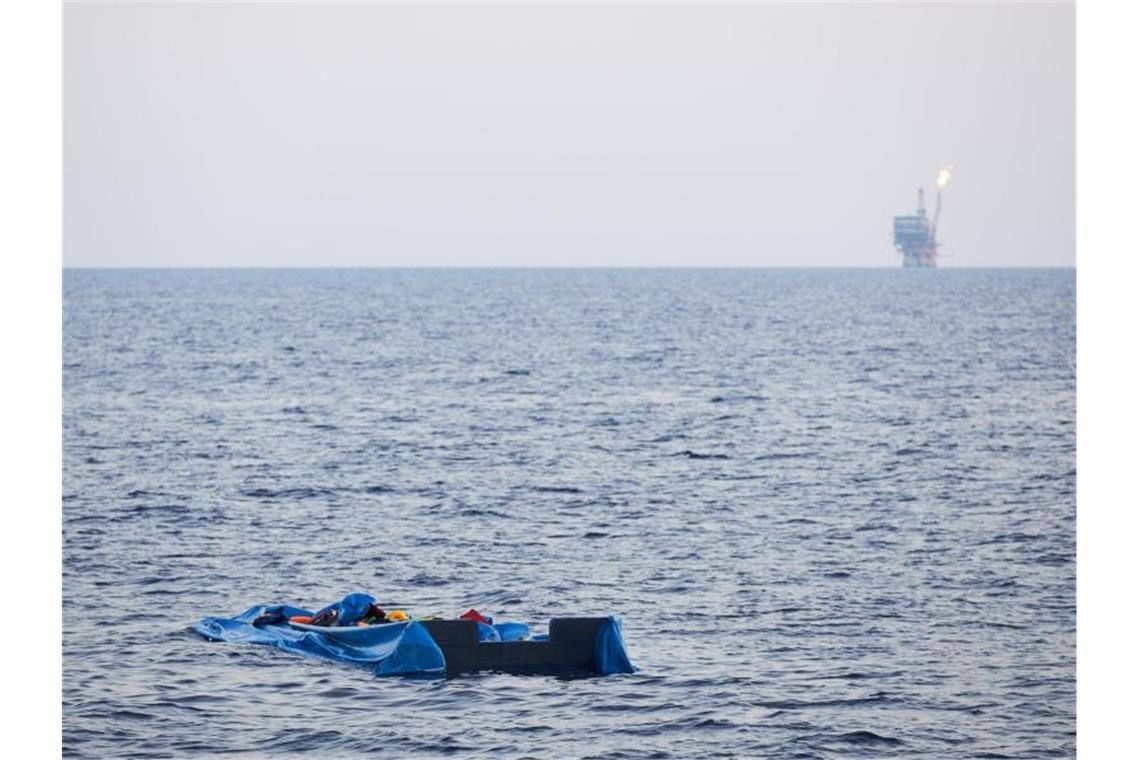 Die Hülle eines verlassenen Schlauchbootes treibt vor der Küste von Libyen im Mittelmeer. Foto: Fabian Heinz/Sea-Eye