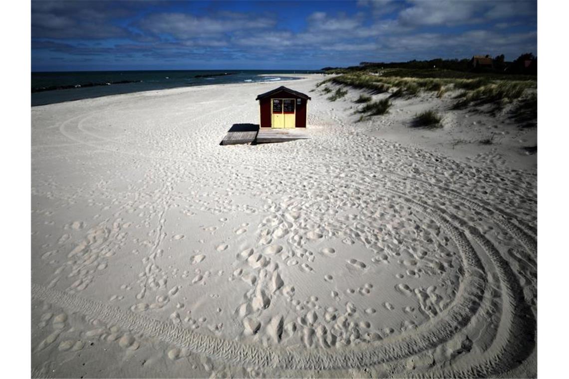 Die Hütte eines Strandkorbvermieters steht am menschenleeren Ostseestrand in Wustrow. Foto: Bernd Wüstneck/dpa-Zentralbild/dpa