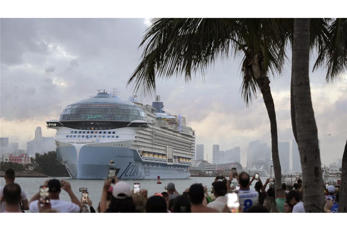 Die Icon of the Seas, das größte Kreuzfahrtschiff der Welt, läuft aus dem Hafen in Miami zu seiner ersten Kreuzfahrt aus.