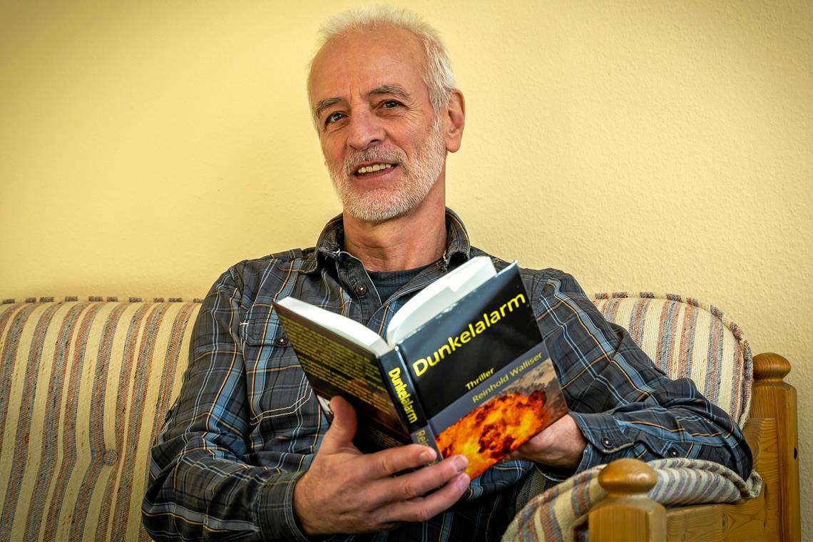 Thriller aus Unterweissach: Anschlagsideen für Anfänger Die Idee für sein Buch hatte Helmut Mayer schon vor einigen Jahren. Foto: Alexander Becher