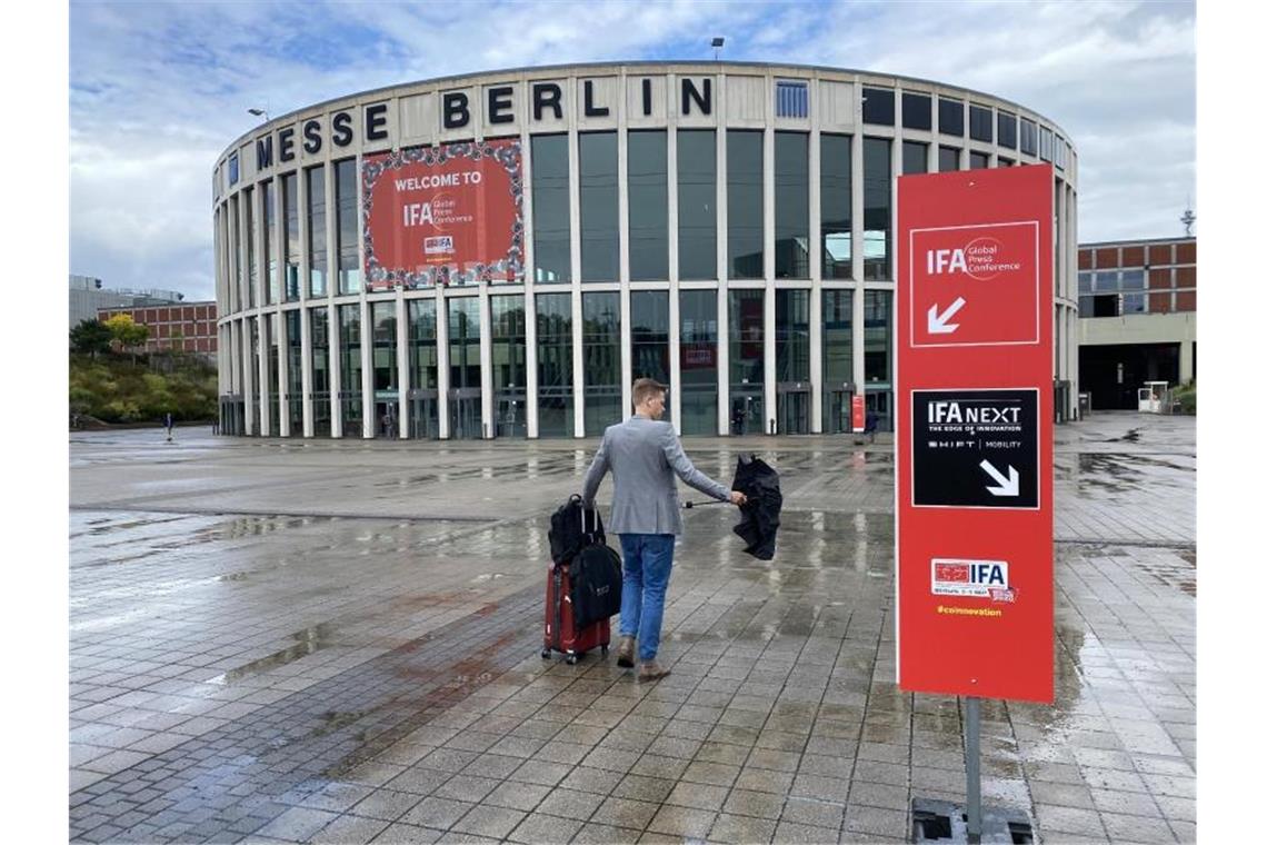 Die IFA findet wegen der Corona-Pandemie nicht als Massenevent statt, sondern ist nur für einige hundert Fachbesucher und akkreditierte Journalisten geöffnet. Foto: Christoph Dernbach/dpa