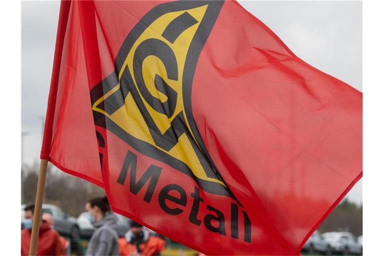 Die IG Metall fordert ein „tarifliches Angleichungsgeld“. Foto: Hendrik Schmidt/dpa