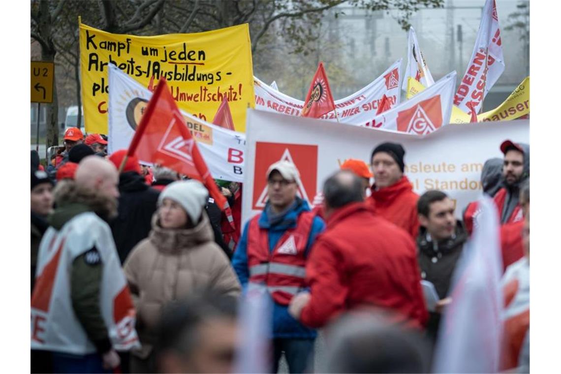Continental-Beschäftigte protestieren gegen Stellenabbau