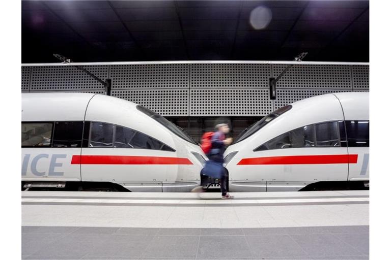 Die im Schnitt kaum gestiegenen Preise für Ferntickets der Bahn sollen ab Januar billiger werden. Foto: Christoph Soeder/dpa