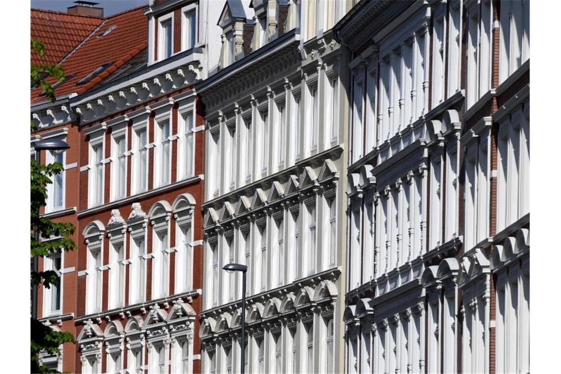 Die Immobilienbranche macht weiter gute Geschäfte sowohl mit Wohnungen als auch mit gewerblichen Gebäuden wie Büros und Lagerhäusern. Foto: Carsten Rehder/dpa