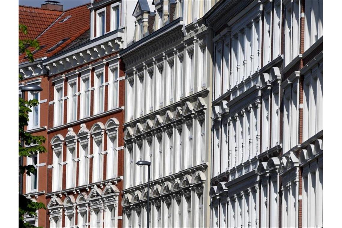 Immobilien: Kein Ende der Preisspirale in Sicht Die Immobilienbranche macht weiter gute Geschäfte sowohl mit Wohnungen als auch mit gewerblichen Gebäuden wie Büros und Lagerhäusern. Foto: Carsten Rehder/dpa