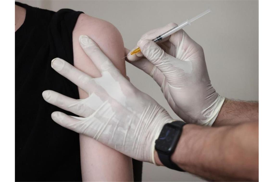 Die Impfquote in Deutschland steigt langsam an. Foto: Oliver Berg/dpa