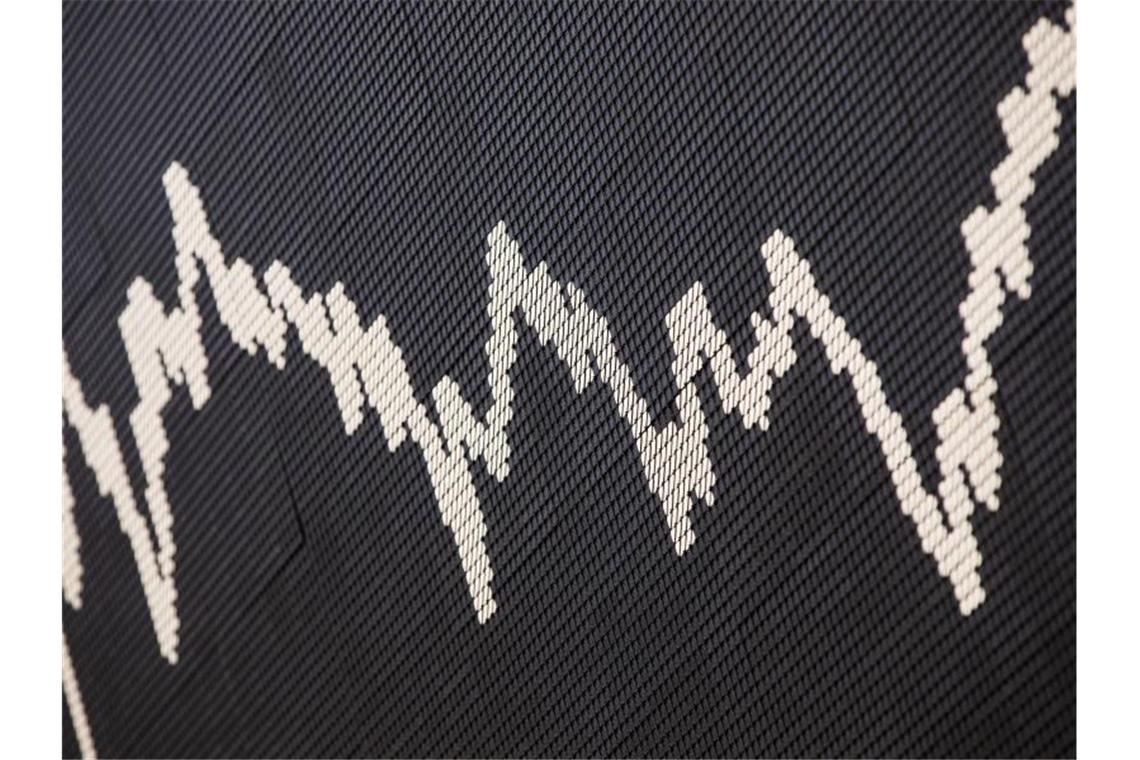 Dax über 13.500 Punkte - Rekordhoch im MDax Die Indizes folgen damit der starken Entwicklung an den US-Börsen, wo es am Vortag ebenfalls weitere Rekorde gegeben hatte. Foto: Frank Rumpenhorst/dpa
