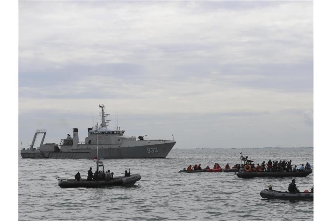 Die indonesische Marine hat eine Suchaktion begonnen. Foto: Achmad Ibrahim/AP/dpa