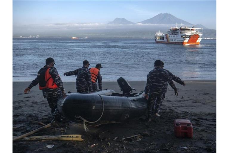 Die indonesische Marine startet die Such- und Rettungsaktion für Opfer der gekenterten Fähre. Foto: Fauzy Chaniago/AP/dpa