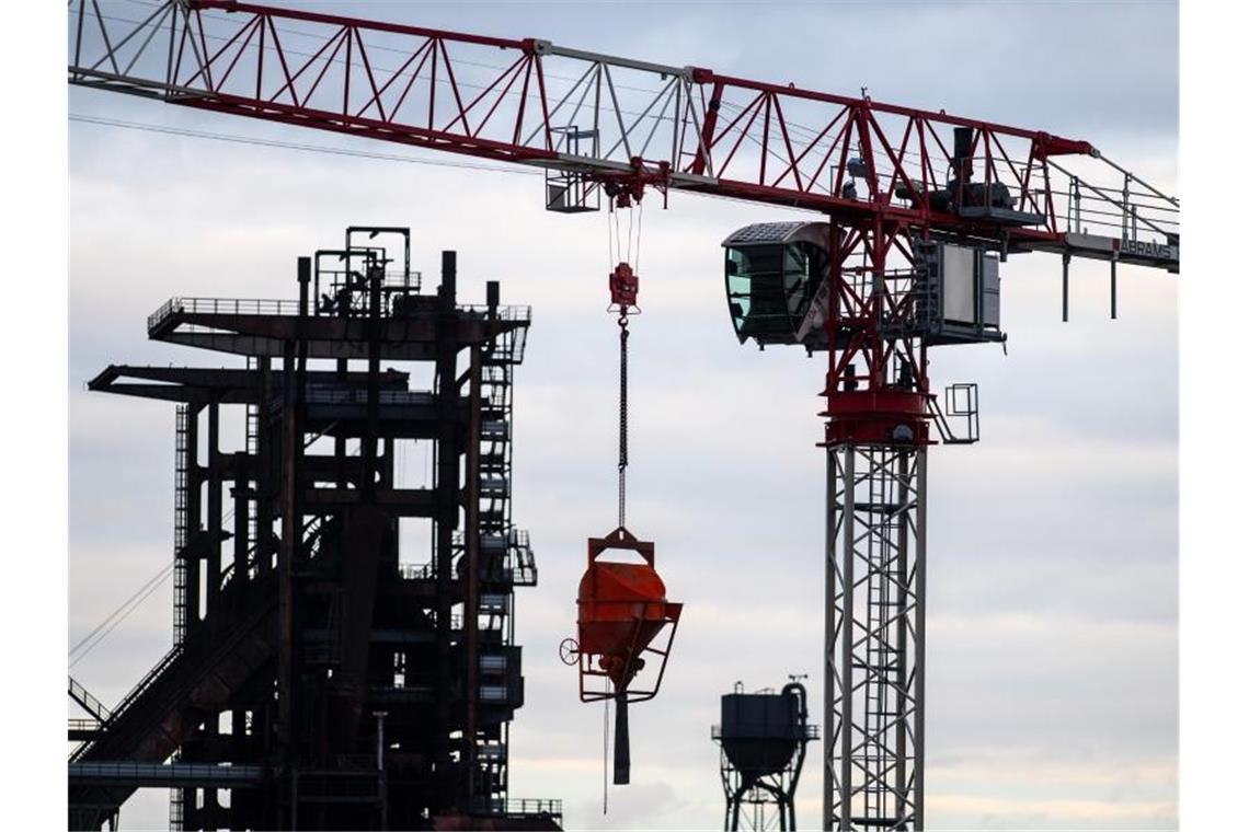 Die Industrie im engeren Sinne, also ohne Bergbau und Baugewerbe, legte im Vergleich zum November um 0,9 Prozent zu. Foto: Bernd Thissen/dpa