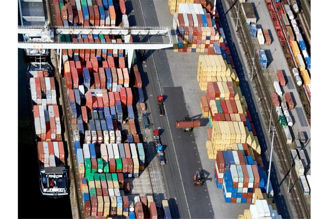 Die Industrieverbände beklagen mangelnde Verfügbarkeit von Containern, fehlende Transportkapazitäten, unpünktliche Schiffsankünften sowie Qualitätsdefizite bei stark ansteigenden Transportkosten (Symbolbild). Foto: Bernd Thissen/dpa