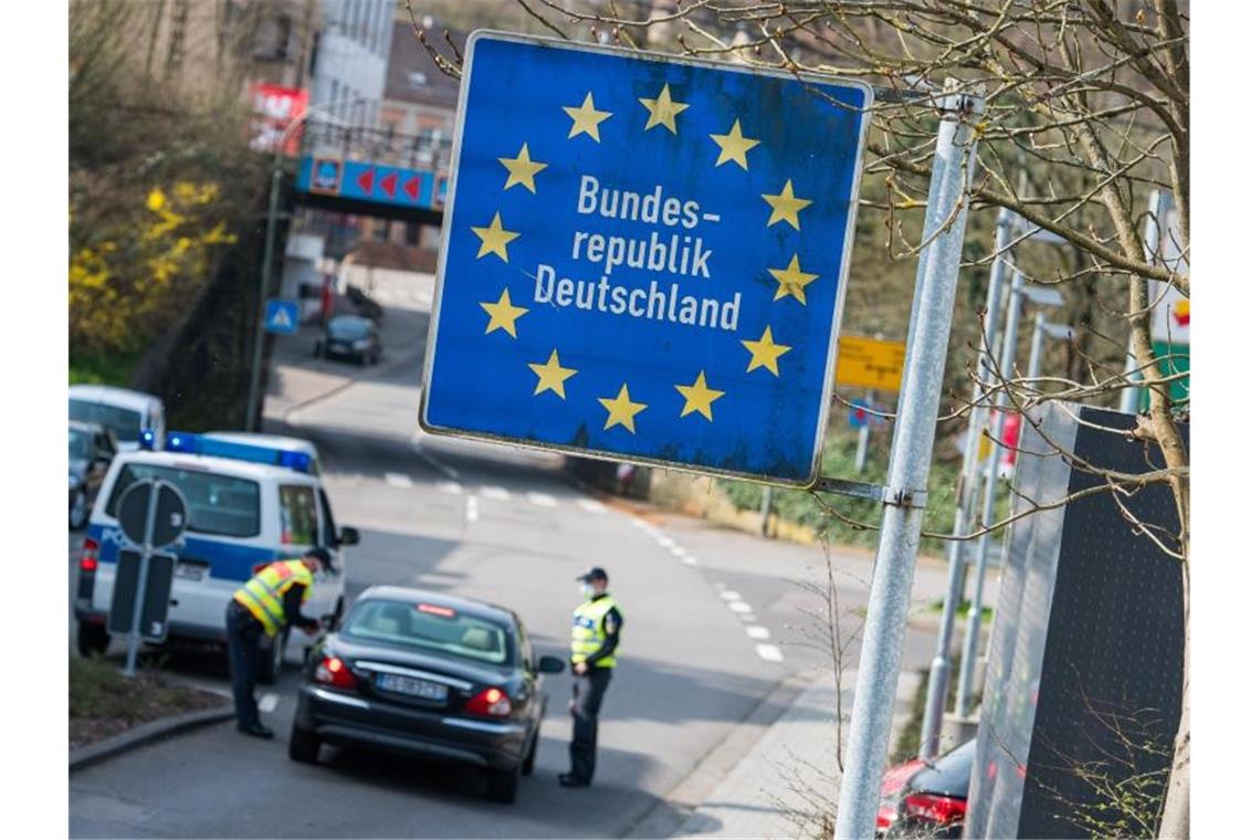Die Infektionslage in Frankreich hat sich in den vergangenen Wochen kontinuierlich verschlechtert. Nun wird das Land zum Hochinzidenzgebiet mit Testpflicht bei der Einreise (Archiv). Foto: Oliver Dietze/dpa