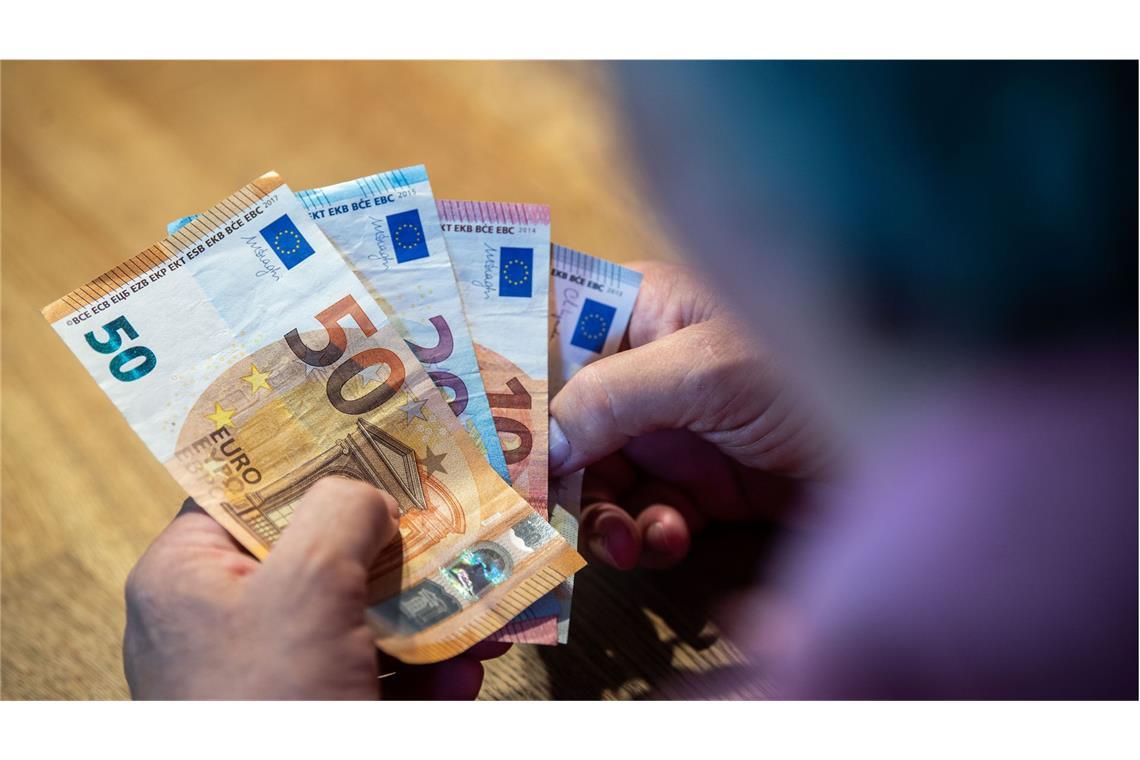 2000 Euro Inflationsausgleich für pensionierte Beamte Die Inflation macht allen zu schaffen.