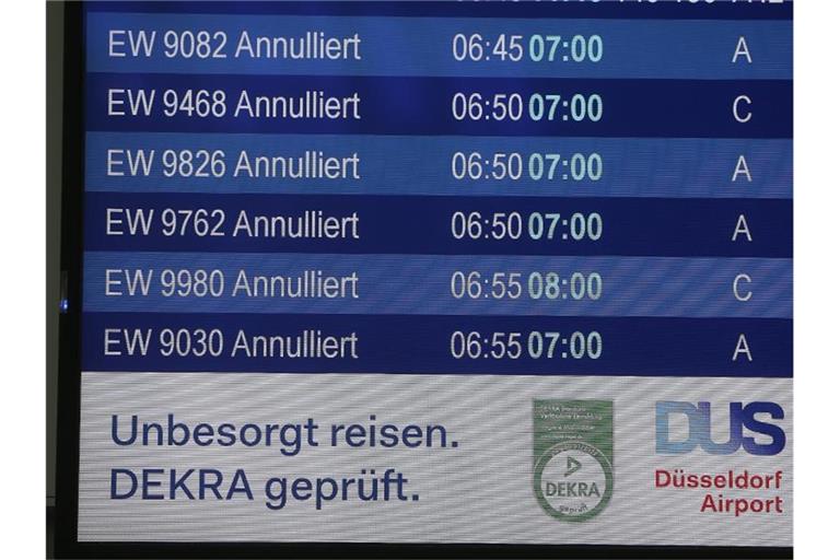 Die Infotafel im Flughafen zeigt annullierte Eurowings Flüge, nachdem die Fluggesellschaft von einem Warnstreik des Kabinenpersonals betroffen ist. Foto: David Young/dpa