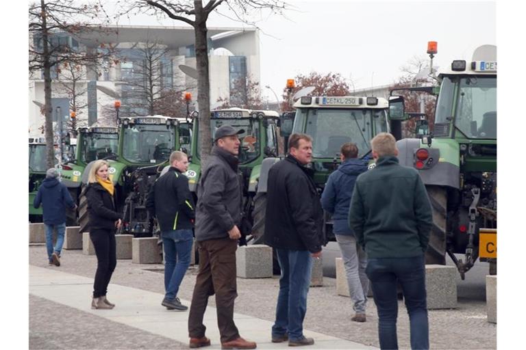 Die Initiative „Land schafft Verbindung“ hat zu der Kundgebung aufgerufen. Foto: Wolfgang Kumm/dpa