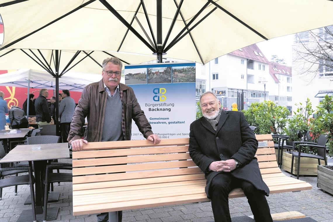 Ausruhen und genießen Die Initiatoren des Projekts, Klaus Böhle (links) und Ulrich Schielke, freuen sich bei der Einweihung der neuen Bänke über die positive Resonanz der Aktion vonseiten der Bevölkerung und der Spender. Und beim Thema Spenden natürlich über viele Nachahmer. Foto: J. Fiedler