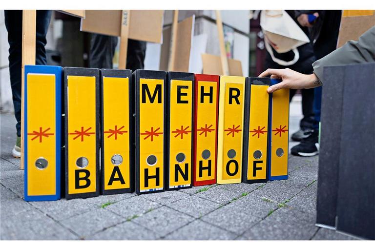 Die Initiatoren eines Bürgerbegehrens gegen die Bebauung der Stuttgart-21-Gleisflächen wollen die Auszählung der Unterstützerunterschriften prüfen.