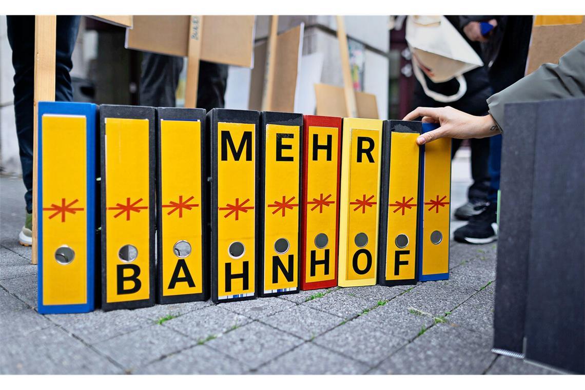 Die Initiatoren eines Bürgerbegehrens gegen die Bebauung der Stuttgart-21-Gleisflächen wollen die Auszählung der Unterstützerunterschriften prüfen.