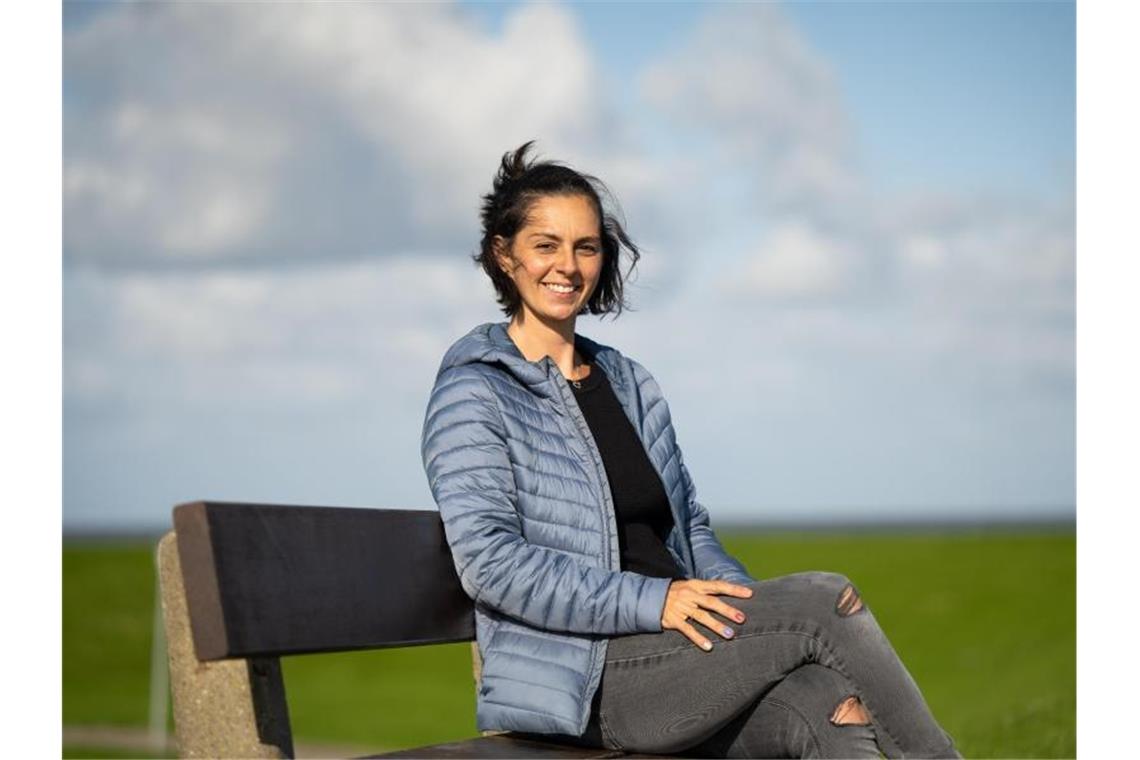 Die Initiatorin der Urlaubs-Spenden Sara Graf sitzt auf einer Bank. Eine Woche Urlaub an der Nordsee für Opfer der Flutkatastrophe - die Spendeninitiative aus dem Wangerland zieht immer weitere Kreise. Foto: Mohssen Assanimoghaddam/dpa