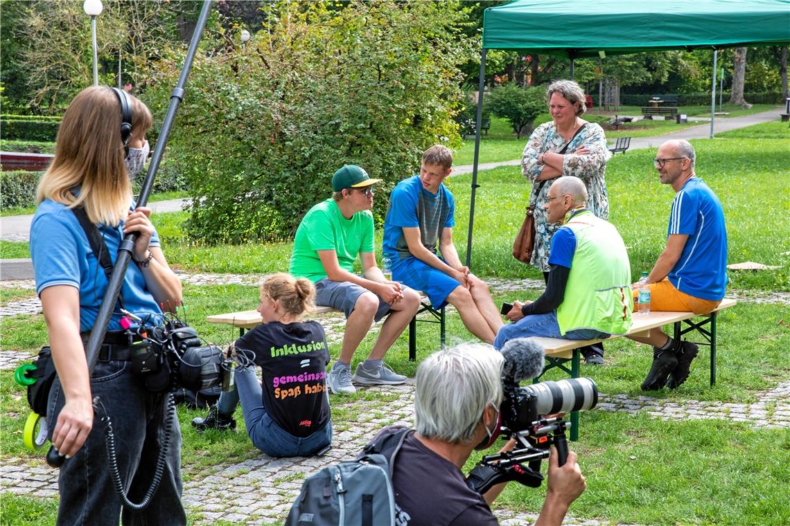 Die inklusiven Radteams werden im Stadtgarten gefilmt.